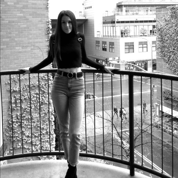 Meet your Posher, Taylor 💗 - Picture 1 of 1